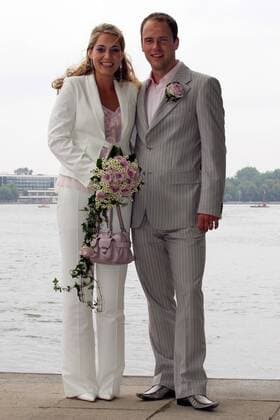 Fabian Ernst (FC Schalke 04) mit seiner frisch angetrauten Ehefrau Julia am Maschsee in Hannover Fußball 1. BL Herren Saison 2005 2006, Hochzeit, Heirat, Trauung, Vermählung, heiraten, vermählen, trauen, Gruppe Hannover Freude,