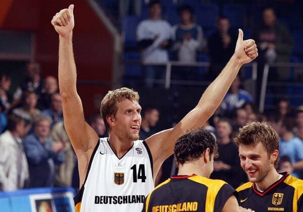 Dirk Nowitzki (li.) - thumbs up, re Marko Pesic (beide Deutschland) Basketball EM Herren Europameisterschaft 2005, Länderspiel, Nationalmannschaft, Nationalteam, Nationaltrikot Gruppe Vrsac Freude,