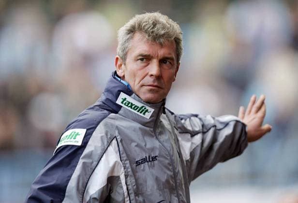 Trainer Dietmar Demuth (Chemnitz) hebt entschuldigend die Hand Fußball Herren Regionalliga Nord 2005 2006, 3. Liga, CFC, Chemnitzer FC Einzelbild Chemnitz