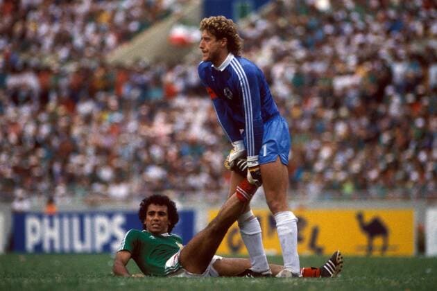 Torwart Harald Schumacher (re., BR Deutschland) ist Hugo Sanchez (Mexiko) beim lösen seiner Krämpfe behilflich Fußball WM Herren Weltmeisterschaft 1986, Länderspiel, Nationalmannschaft, Nationalteam, Viertelfinale, Vdia Gruppe Monterrey Kameradschaft,