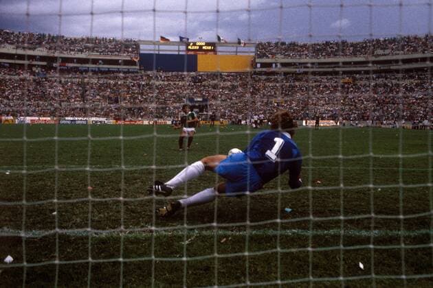 Elfmeterschießen: Torwart Harald Schumacher (BR Deutschland) pariert den Schuß von Raul Servin (Mexiko) Fußball WM Herren Weltmeisterschaft 1986, Länderspiel, Nationalmannschaft, Nationalteam, Viertelfinale, Vdia Totale Estadio Universitario, Stadion, Fußballstadion Monterrey, Elfmeter, Elfer, Elfmeterschiessen Abwehr,Dynamik,