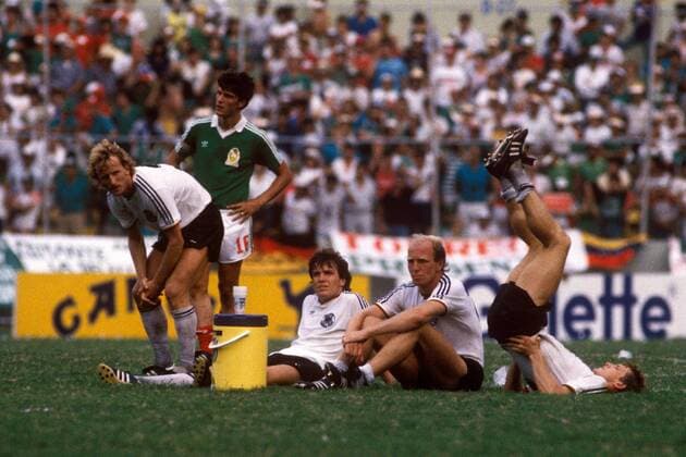 Elfmeterschießen BR Deutschland v.li.: Andreas Brehme, Lothar Matthäus, Dieter Hoeneß und Karl Heinz Förster enttäuscht am Mittelkreis, Carlos Munoz (Mexiko) geht es nicht anders Fußball WM Herren Weltmeisterschaft 1986, Länderspiel, Nationalmannschaft, Nationalteam, Viertelfinale, Vdia Gruppe Monterrey Enttäuschung,