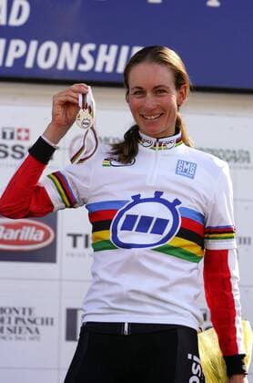 Weltmeisterin Karin Thürig (Schweiz) präsentiert ihre Goldmedaille Radsport WM Damen Weltmeisterschaft 2005, Straßenradsport, Straße, Rad, Zeitfahren, Einzelzeitfahren Einzelbild pan10867 Madrid  