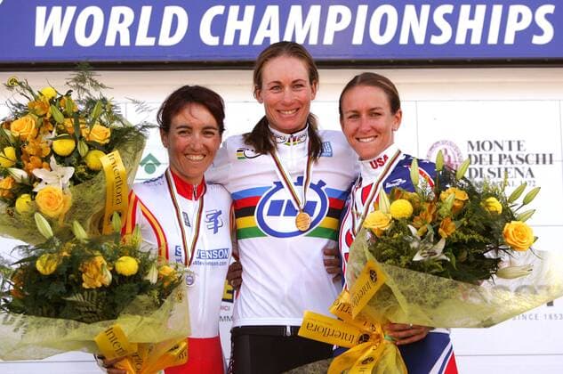Siegerehrung Zeitfahren der Damen - Weltmeisterin Karin Thürig (Schweiz, Mitte) zwischen Joane Somarriba Arrola (Spanien, li.) und Kristin Armstrong (USA) Radsport WM Damen Weltmeisterschaft 2005, Straßenradsport, Straße, Rad, Zeitfahren, Einzelzeitfahren Gruppe pan10867 Madrid Freude,  