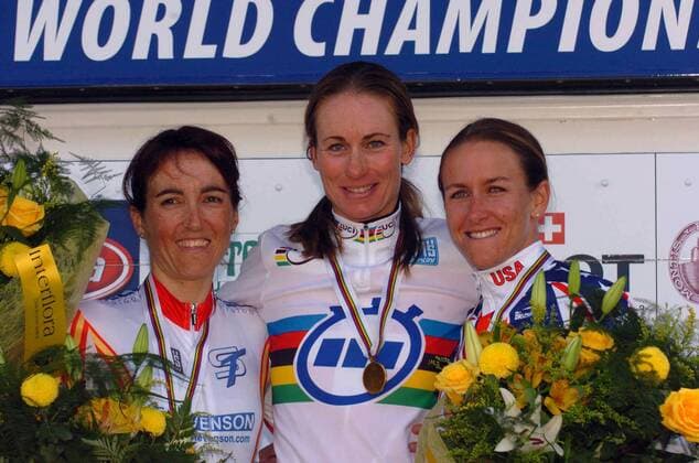 Siegerehrung Zeitfahren der Damen - Weltmeisterin Karin Thürig (Schweiz, Mitte) zwischen Joane Somarriba Arrola (Spanien, li.) und Kristin Armstrong (USA) -  Radsport WM Damen Weltmeisterschaft 2005, Straßenradsport, Straße, Rad, Zeitfahren, Einzelzeitfahren Gruppe Madrid Freude,