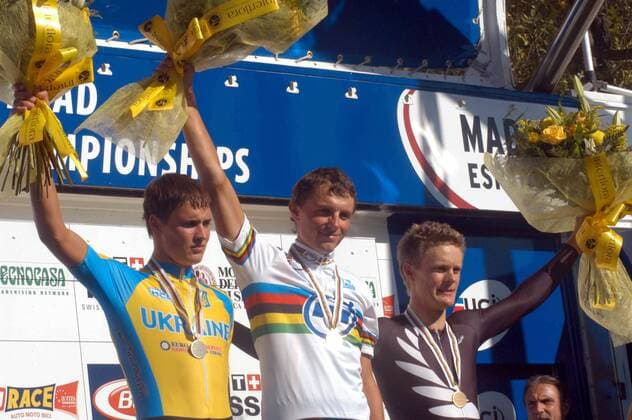 Siegerehrung Zeitfahren U23 der Herren - Weltmeister Mikhail Ignatiev (Rußland, Mitte) mit Dmytro Grabovsky (Ukraine, li.) und Peter Latham (Neuseeland) - Radsport WM Herren Weltmeisterschaft 2005, Straßenradsport, Straße, Rad, Zeitfahren, Einzelzeitfahren, U 23, U23 Gruppe Silbermedaille, Silber, Bronzemedaille, Bronze Madrid Medaille, Medaillen, Gold, Goldmedaille Freude,