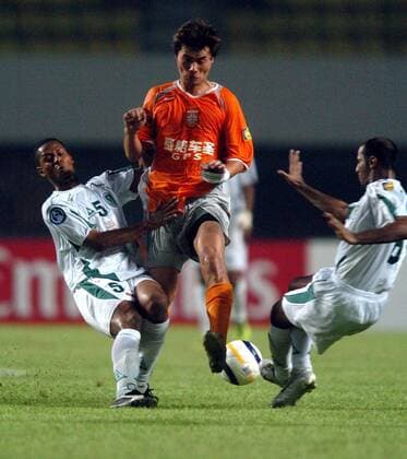 Li Yi (Shenzhen FC, Mitte) gegen Naif Ali A Al Qadi (li.) und Fawzy Al Shehri (beide Al Ahli SC) -  Fußball Herren AFC Asian Champions League 2005, Asien, Asiatische, Shenzhen Jianlibao - Al Ahli SC 3:1 Gruppe IMCp05260403 Shenzhen Dynamik,