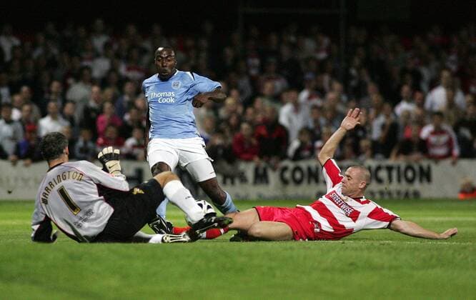 Torwart Andy Warrington (li.) und Mark Albright (re., beide Doncaster) gegen Darius Vassell (Manchester City) -  Fußball Herren Carling Cup 2005 2006, Pokal, Englischer Ligapokal, Pokalspiel Gruppe Doncaster Dynamik, Kampf,