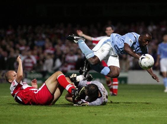 Torwart Andy Warrington (Mitte) und Steve Roberts (li., beide Doncaster) gegen Darius Vassell (Manchester City) -  Fußball Herren Carling Cup 2005 2006, Pokal, Englischer Ligapokal, Pokalspiel Gruppe Doncaster Dynamik, Kampf,