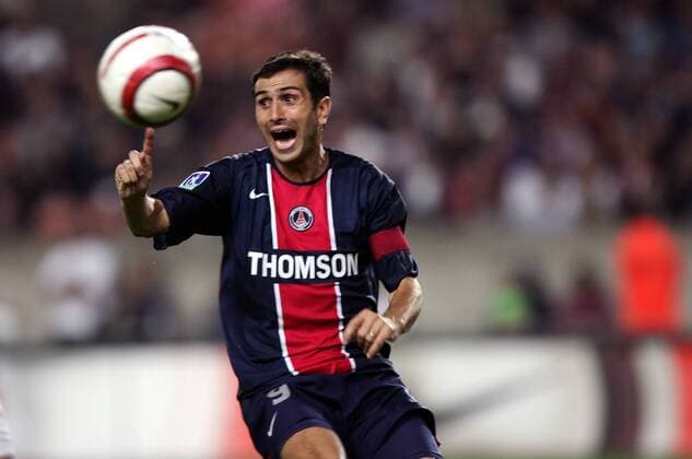 Pauleta (Paris St. Germain) - es scheint als würde der Ball auf seinem Finger kreisen Fußball Herren Ligue Une 2005 2006, 1. Französische Liga, Paris Saint Germain, PSG Einzelbild pan10874 Paris Komik,  