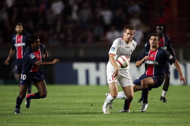 Mathieu Bodmer (Lille, Mitte) gegen Rudy Haddad (re.), daneben Vikash Dhorasoo (beide Paris St. Germain) Fußball Herren Ligue Une 2005 2006, 1. Französische Liga, Paris Saint Germain - OSC Lille 2:1, PSG Gruppe pan10874 Paris Dynamik,  