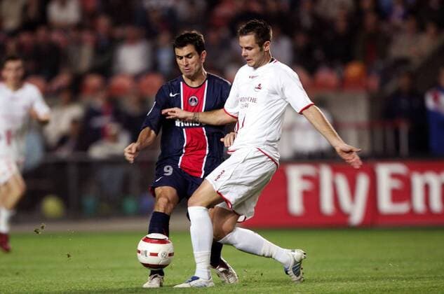 Nicolas Plestan (Lille, re.) gegen Pauleta (Paris St. Germain) Fußball Herren Ligue Une 2005 2006, 1. Französische Liga, Paris Saint Germain - OSC Lille 2:1, PSG Gruppe pan10874 Paris Dynamik,  