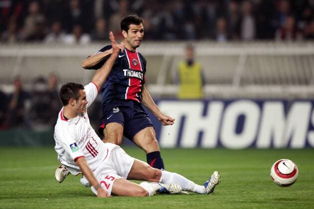 Pauleta (Paris St. Germain, re.) gegen Nicolas Plestan (Lille) Fußball Herren Ligue Une 2005 2006, 1. Französische Liga, Paris Saint Germain - OSC Lille 2:1, PSG Gruppe pan10874 Paris Dynamik, Kampf,  