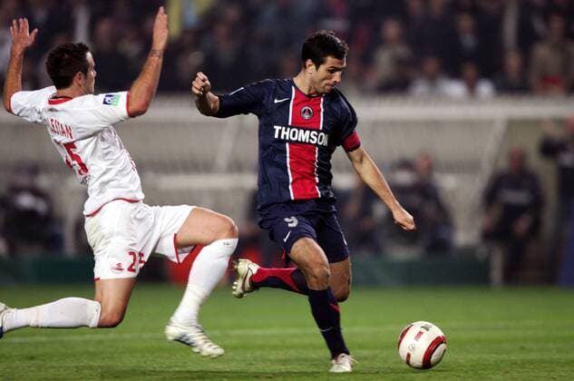 Pauleta (Paris St. Germain, re.) zieht ab, Nicolas Plestan (Lille) kommt zu spät Fußball Herren Ligue Une 2005 2006, 1. Französische Liga, Paris Saint Germain - OSC Lille 2:1, PSG Gruppe pan10874 Paris Dynamik,  