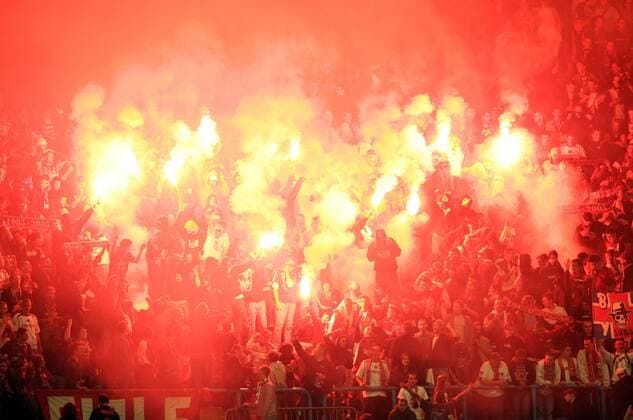 Die Fans des PSG feiern mit bengalischen Feuern Fußball Herren Ligue Une 2005 2006, 1. Französische Liga, Paris Saint Germain, PSG Totale pan10874 Paris Begeisterung,  