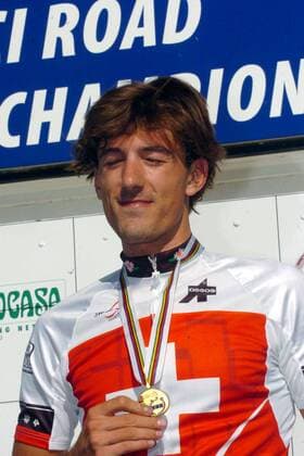 Fabian Cancellara (Schweiz), Dritter im Zeitfahren bei der WM 2005, hält während der Siegerehrung seine Bronzemedaille fest -  Radsport WM Herren Weltmeisterschaft 2005, Straßenradsport, Straße, Rad, Zeitfahren, Einzelzeitfahren, Vdig Einzelbild Madrid