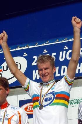 Michael Rogers (Australien), Weltmeister 2005 im Zeitfahren, jubelt während der Siegerehrung -  Radsport WM Herren Weltmeisterschaft 2005, Straßenradsport, Straße, Rad, Zeitfahren, Einzelzeitfahren, Vdig Einzelbild Madrid Freude,