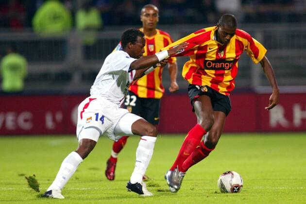 Sidney Govou (Lyon, li.) gegen Olivier Thomert (Lens) Fußball Herren Ligue Une 2005 2006, 1. Französische Liga, Olympique Lyonnais - RC Lens 1:1, OL Gruppe pan10883 Lyon o0 Racing Club Dynamik,  