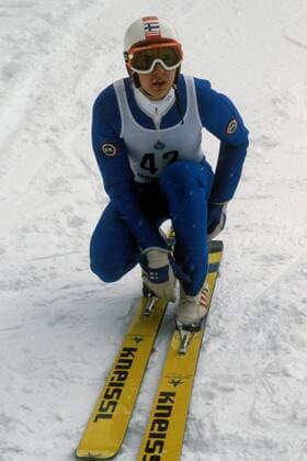 Matti Nykänen (Finnland) schnallt seine Skier ab Skispringen Herren Weltcup 1985 1986, Welt Cup, Worldcup, World, WC, Skisprung, Ski Nordisch, Nordischer Skisport, Vdia Einzelbild Klingenthal