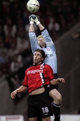 Torwart Oliver Kahn (Bayern) rettet per Faustabwehr gegen Ioannis Amanatidis (Frankfurt) Fußball 1. BL Herren Saison 2005 2006, Eintracht Frankfurt - FC Bayern München 0:1 Gruppe Frankfurt M. Abwehr, Kampf