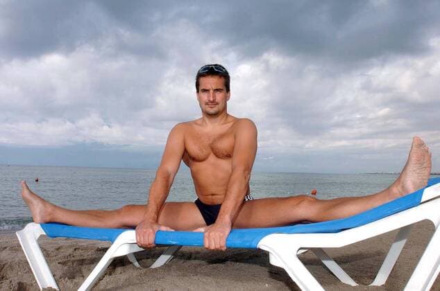 Georg Hackl (Deutschland) genießt seine Urlaubszeit am Strand von Apulien in Italien Rennrodeln Herren Champion des Jahres 2005 Robinson Klub, Ferien, Urlaub, Freizeit, Shooting, Fotoshooting, Fototermin Einzelbild Athletenurlaub, Club Apulien, Apulia