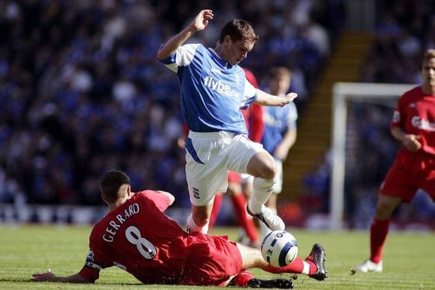 Neil Kilkenny (Birmingham, re.) überspringt das Tackling von Steven Gerrard (Liverpool) - EDITORIAL USE ONLY. No use with unauthorised audio, video, data, fixture lists, club league logos or live services. Online in-match use limited to 120 images, no video emulation. No use in betting, games or single club league player publications. Fußball Herren English Premier League 2005 2006, 1. Englische Liga, Birmingham City - FC Liverpool 2:2, Vdig Gruppe Birmingham Dynamik,