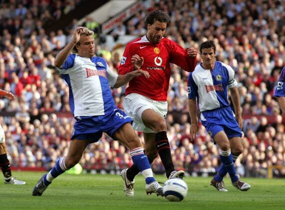 Ruud van Nistelrooy (Manchester United, Mitte) gegen Michael Gray (Blackburn) -  Fußball Herren English Premier League 2005 2006, 1. Englische Liga, Manchester United - Blackburn Rovers 0:1, Vdig Gruppe Manchester Dynamik,
