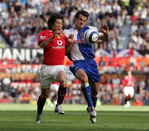 Ji Sung Park (Manchester United, li.) gegen Ryan Nelsen (Blackburn) -  Fußball Herren English Premier League 2005 2006, 1. Englische Liga, Manchester United - Blackburn Rovers 0:1, Vdig Gruppe Manchester Dynamik,