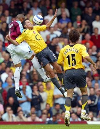 Danny Gabbidon (West Ham, li.) gegen Robin van Persie (Mitte), Cesc Fabregas (beide Arsenal) schaut zu -  Fußball Herren English Premier League 2005 2006, 1. Englische Liga, West Ham United - Arsenal London FC 0:0, Vdig Gruppe London Dynamik, Überlegenheit
