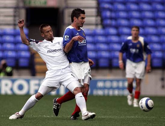 Richard Hughes (Portsmouth, re.) gegen Hidetoshi Nakata (Bolton) - EDITORIAL USE ONLY. No use with unauthorised audio, video, data, fixture lists, club league logos or live services. Online in-match use limited to 120 images, no video emulation. No use in betting, games or single club league player publications. Fußball Herren English Premier League 2005 2006, 1. Englische Liga, Bolton Wanderers - FC Portsmouth Gruppe Bolton Dynamik,