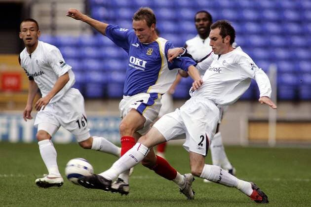 Matt Taylor (Portsmouth, Mitte) gegen Nicky Hunt, li. Hidetoshi Nakata (beide Bolton) - EDITORIAL USE ONLY. No use with unauthorised audio, video, data, fixture lists, club league logos or live services. Online in-match use limited to 120 images, no video emulation. No use in betting, games or single club league player publications. Fußball Herren English Premier League 2005 2006, 1. Englische Liga, Bolton Wanderers - FC Portsmouth Gruppe Bolton Dynamik,