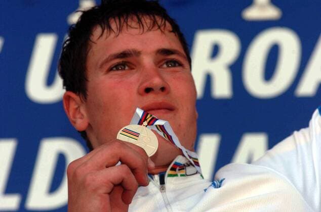 Dmytro Grabovskyy (Ukraine) präsentiert seine Goldmedaille für den Gewinn der U 23 WM 2005 -  Radsport WM Herren Weltmeisterschaft 2005, Straßenradsport, Straße, Rad, U23, U 23 Porträt Madrid