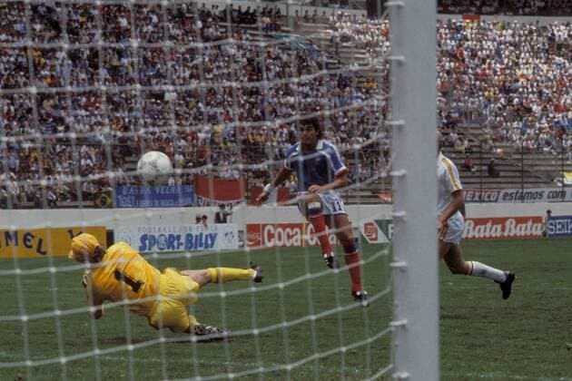Jean Marc Ferreri (re., Frankreich) zieht ab und erzielt das 1:1, Torwart Jean Marie Pfaff (Belgien) ist machtlos Fußball WM Herren Weltmeisterschaft 1986, Länderspiel, Nationalmannschaft, Nationalteam, Spiel um Platz 3, drei, Vdia Gruppe Puebla Dynamik,