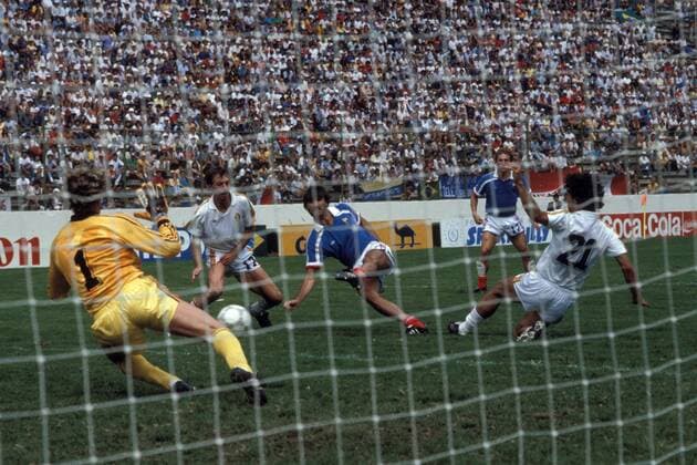 Bernard Genghini (Mitte, Frankreich) erzielt gegen Stephane Demol (re.), Raymond Mommens (li.) und Torwart Jean Marie Pfaff (alle Belgien) das 3:2 Fußball WM Herren Weltmeisterschaft 1986, Länderspiel, Nationalmannschaft, Nationalteam, Spiel um Platz 3, drei, Vdia Gruppe Puebla Glück,