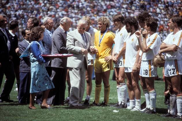 DFB Präsident Hermann Neuberger (vorn li., BRD, ) und FIFA Präsident Joao Havelange (dahinter, Brasilien) ehren den WM Vierten Belgien v.li: Torwart Jean Marie Pfaff, Georges Grun, Erik Gerets, Daniel Veyt und Raymond Mommens Fußball WM Herren Weltmeisterschaft 1986, Länderspiel, Nationalmannschaft, Nationalteam, Spiel um Platz 3, drei, Vdia Gruppe Puebla