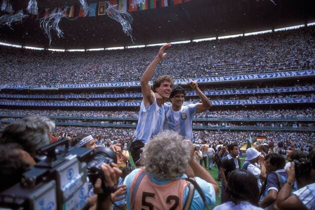 Schlußjubel Argentinien: Oscar Ruggeri (li.) und Jorge Luis Burruchaga feiern den Weltmeistertitel im ausverkauften Aztekenstadion, die Medienvertreter könne sich über emotionsgeladene Bilder freuen Fußball WM Herren Weltmeisterschaft 1986, Länderspiel, Nationalmannschaft, Nationalteam, Finale, Endspiel, Vdia Totale Aztekenstadion, Azteken Stadion, Estadio Azteca Mexico City, Mexiko Stadt o0 Aufmacher Freude, Begeisterung,