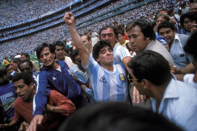 Weltmeister Diego Armando Maradona (Argentinien) - Schlußjubel inmitten der Fans Fußball WM Herren Weltmeisterschaft 1986, Länderspiel, Nationalmannschaft, Nationalteam, Finale, Endspiel, Vdia Gruppe Mexico City, Mexiko Stadt Freude, Begeisterung,