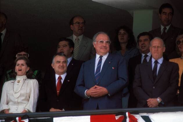 Die Ehrentribüne beim WM Finale 1986 v.li.: Staatspräsident Miguel de la Madrid Hurtado (Mexiko), Bundeskanzler Dr. Helmut Kohl (BR Deutschland) und FIFA Präsident Joao Havelange (Brasilien) Fußball WM Herren Weltmeisterschaft 1986, Länderspiel, Nationalmannschaft, Nationalteam, Finale, Endspiel, Vdia Gruppe Mexico City, Mexiko Stadt