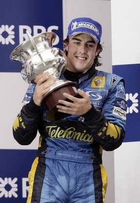 Weltmeister Fernando Alonso (Spanien Renault) präsentiert seinen Pokal Motorsport Grand Prix Herren Großer Preis von Brasilien 2005, Formel 1 Weltmeisterschaft, F1, F, GP, WM Einzelbild Interlagos Sao Paulo Freude,