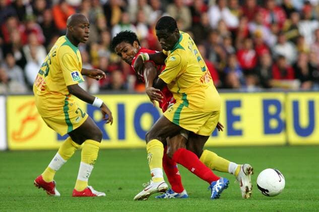 Florent Malouda (Lyon, Mitte) gegen Emerse Fae (re.), li. Habib Bamogo (beide Nantes) Fußball Herren Ligue Une 2004 2005, 1. Französische Liga, FC Nantes - Olympique Lyonnais 0:1, OL Gruppe pan10904 Nantes Dynamik,  