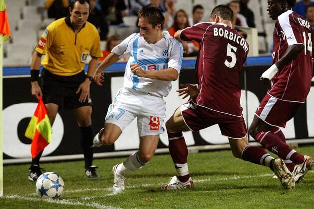 Franck Ribery (Marseille, li.) gegen Stephane Borbiconi (Mitte) und Cheriffe Toure Maman (beide Metz) Fußball Herren Ligue Une 2005 2006, 1. Französische Liga, Olympique Marseille - FC Metz 3:1 Gruppe pan10907 Marseille Dynamik,  