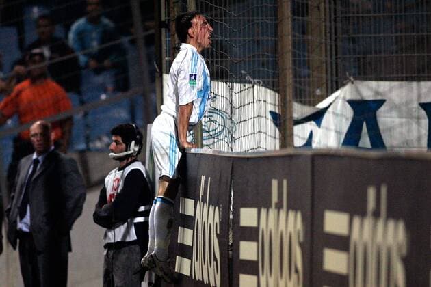 Franck Ribery (Marseille) - Torjubel am Zaun des Fanblocks Fußball Herren Ligue Une 2005 2006, 1. Französische Liga, Olympique Marseille, OM Einzelbild pan10907 Marseille Freude, Begeisterung  