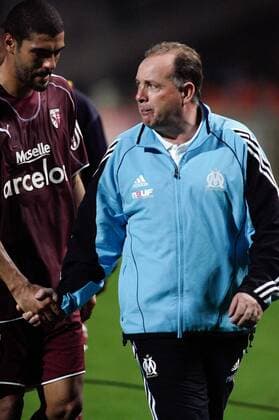 Trainer Jean Fernandez (Marseille) und Mehdi Meniri (Metz) - shakehands Fußball Herren Ligue Une 2005 2006, 1. Französische Liga, Olympique Marseille, OM Gruppe pan10907 Marseille  