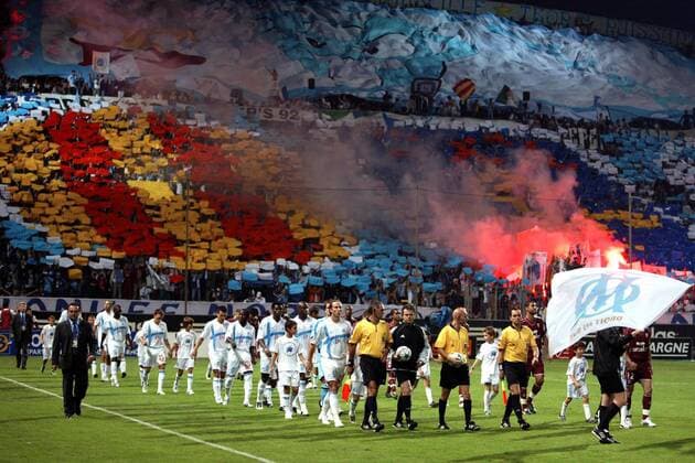 Das Schiedsrichtergespann führt die Mannschaften von Marseille und Metz auf Feld während die Fans von Marseille mit einer bunten Choreographie für Stimmung sorgen Fußball Herren Ligue Une 2005 2006, 1. Französische Liga, Olympique de Marseille - FC Metz 3:1, OM, Vdig Totale pan10907 Marseille  