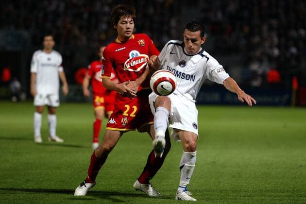 Christophe Landrin (Paris St. Germain, re.) gegen Daisuke Matsui (Le Mans) Fußball Herren Ligue Une 2005 2006, 1. Französische Liga, UC Le Mans 72 - Paris Saint Germain 0:0, PSG Gruppe pan10901 Le Mans Dynamik,  