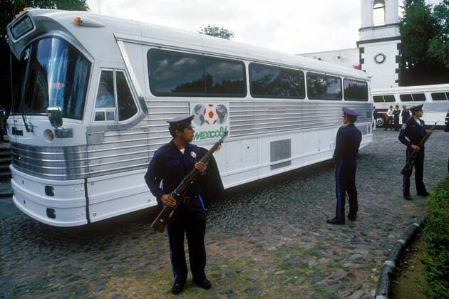 Bewaffnete mexikanische Polizisten bewachen einen Mannschaftsbus während der WM 1986 in Mexico Fußball WM Herren Weltmeisterschaft 1986 Totale