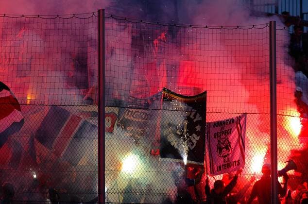 Die Fans von Paris St. Germain zünden Bengalfeuer Fußball Herren Ligue Une 2005 2006, 1. Französische Liga, Paris Saint Germain, PSG Totale pan10901 Le Mans  