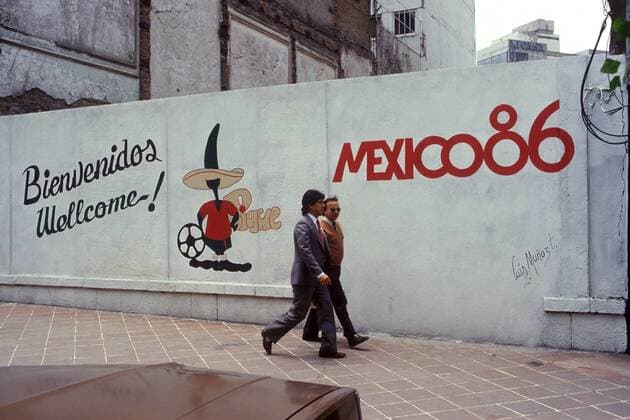 Mexico-City während der WM 1986 - Passanten gehen an einer mit einem Willkommensgruß bemalten Wand vorbei Fußball WM Herren Weltmeisterschaft 1986 Totale