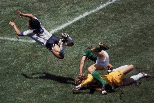 Diego Armando Maradona (Argentinien, li.) segelt im Strafraum über Torwart Harald Schumacher (re.) und Karl Heinz Förster (beide Deutschland) hinweg Fußball WM Herren Weltmeisterschaft 1986, Länderspiel, BR Deutschland - Argentinien 2:3, Finale, Endspiel Gruppe Mexiko Stadt, Mexico City, Aufmacher Dynamik, Kampf,