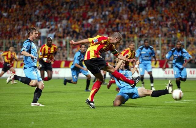 Jerome Leroy (Lens, Mitte) zieht ab gegen Erik Edman, li. Kim Källström (beide Rennes) Fußball Herren Ligue Une 2005 2006, 1. Französische Liga, Racing Club de Lens - Stade Rennais 0:0, RC Gruppe pan10918 Lens Dynamik,  
